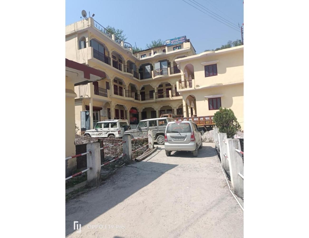 Gujrat Bhawan, Phata Apartment Exterior photo