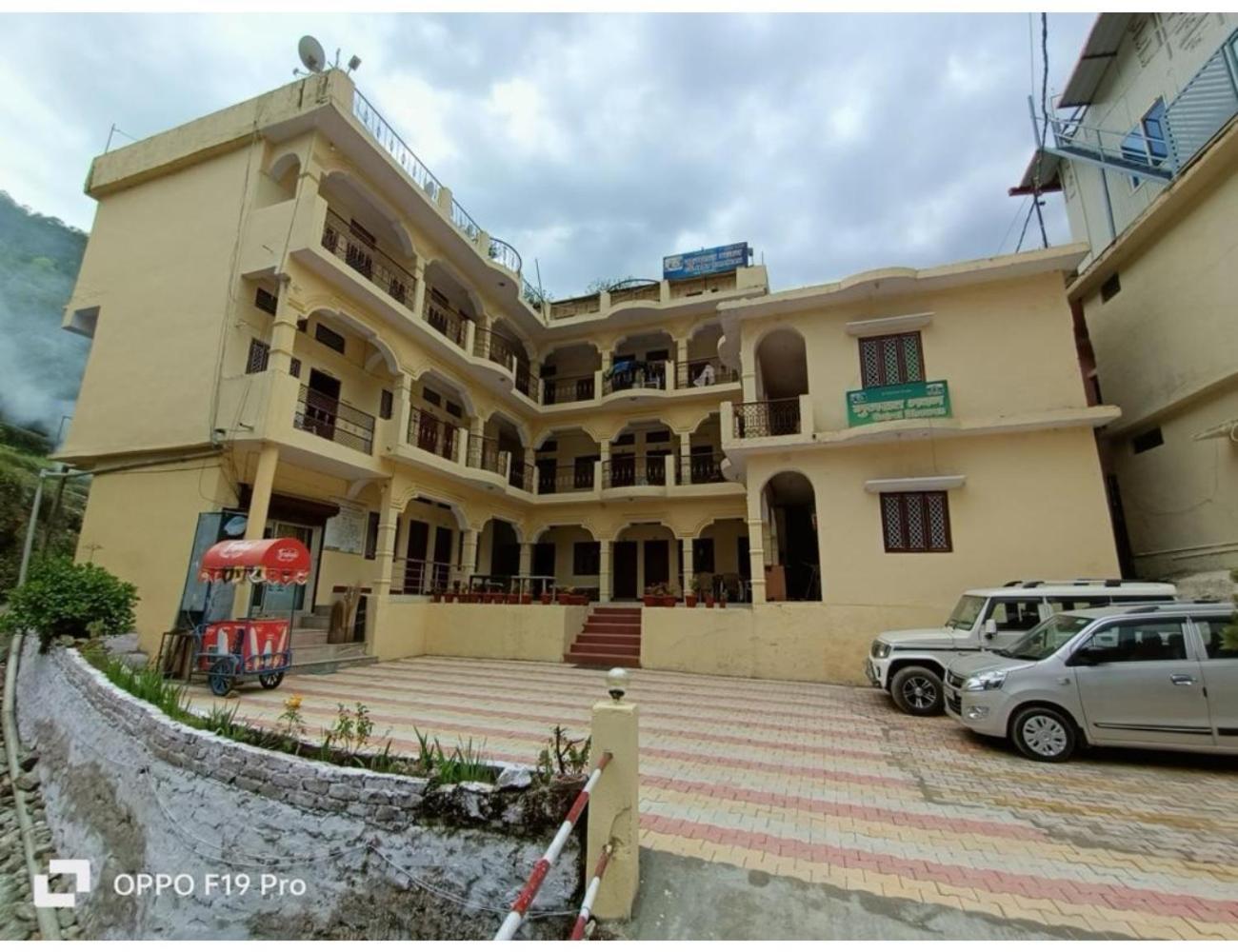 Gujrat Bhawan, Phata Apartment Exterior photo